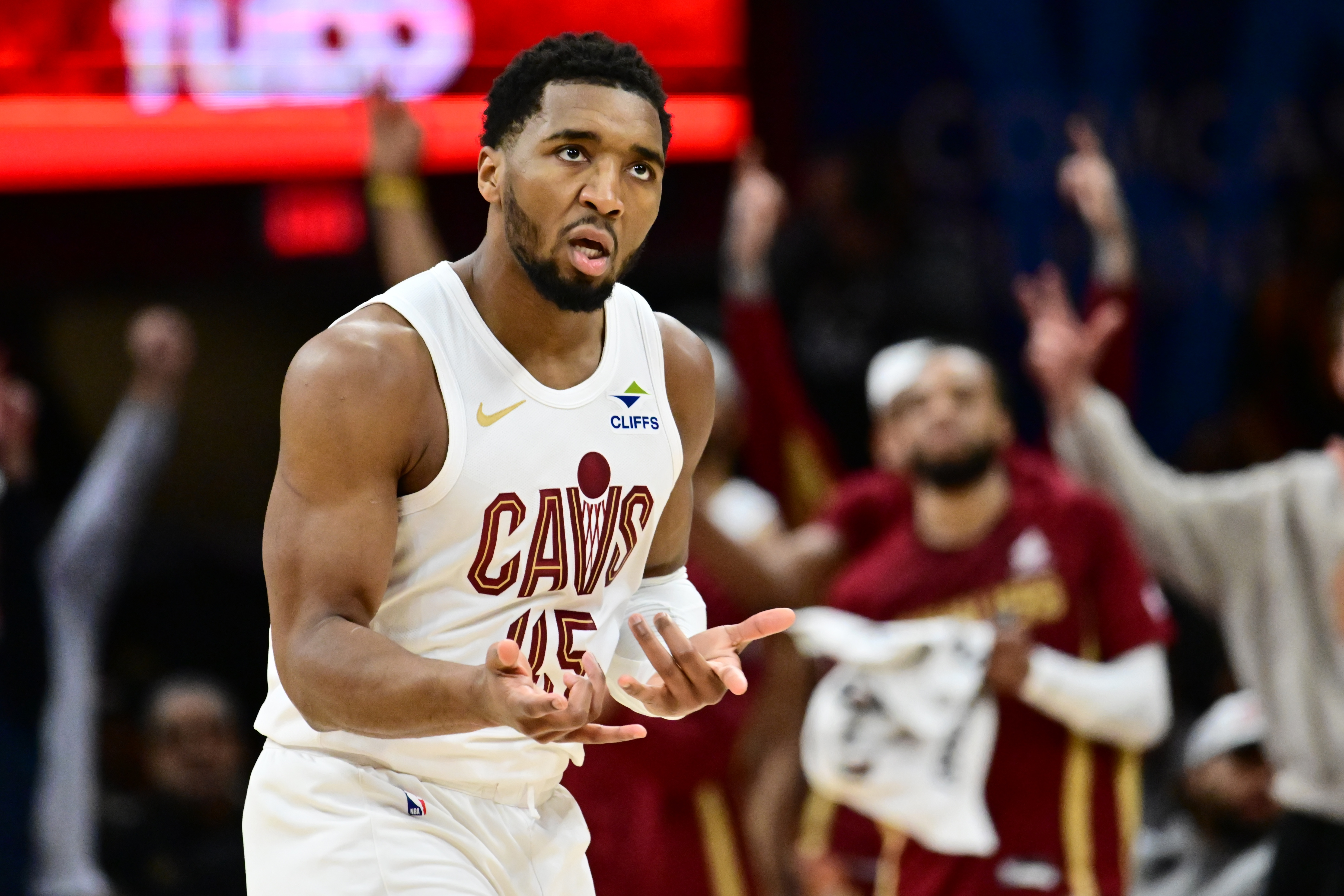 搜狐体育官方-米切尔15次单节20+独享历史第7!前7三位13号秀科比&布克&米切尔