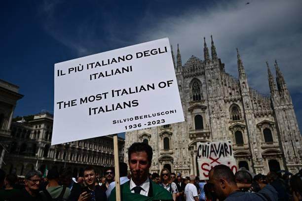 搜狐体育官方-意大利为贝卢斯科尼国葬，米兰球迷送别最伟大主席