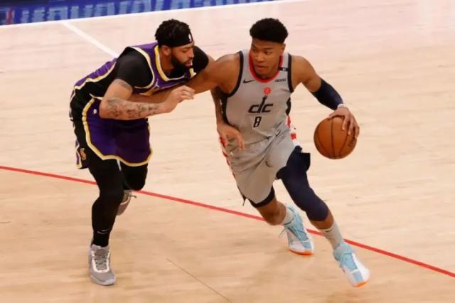 搜狐体育-奇才主帅：八村垒有机会首发 他现在变得更强了